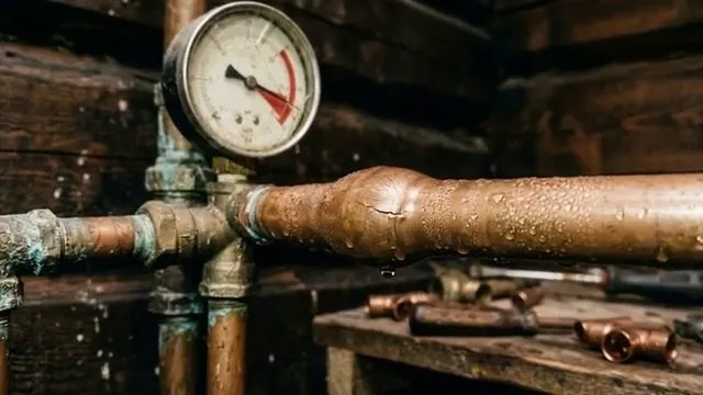 Pressure gauge on a cold copper water line
